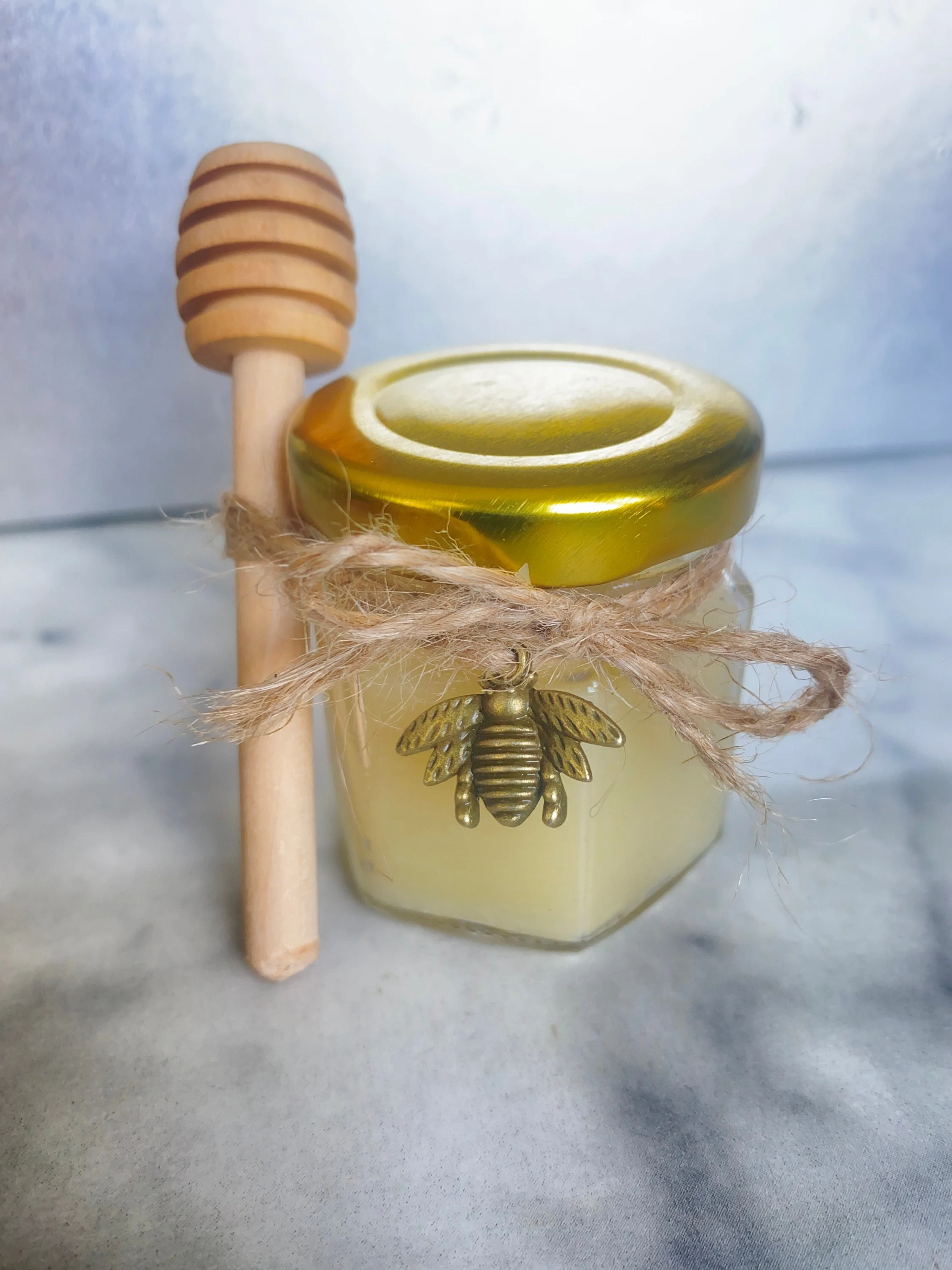 Pots de miel artisanal avec étiquettes personnalisées